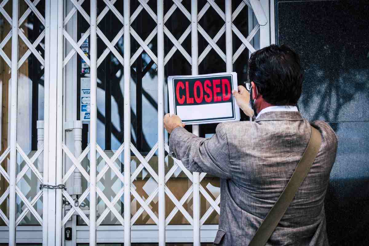 Affissione del cartello di chiusura