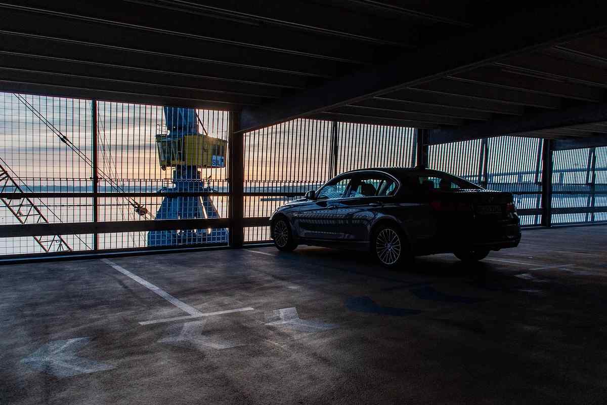 Parcheggi auto così multa
