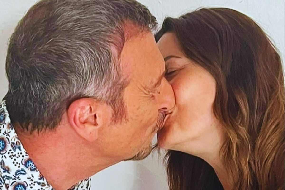 Bacio tra Amadeus e la moglie Giovanna
