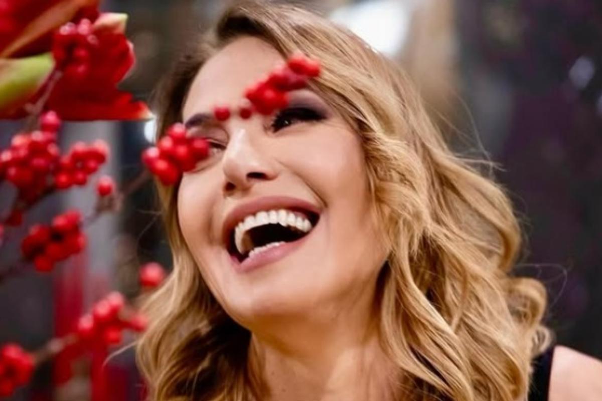 Barbara D'Urso sorridente sui social