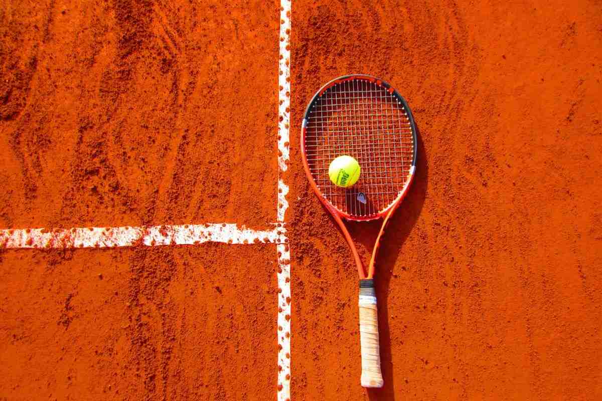 Campo di tennis in terra rossa