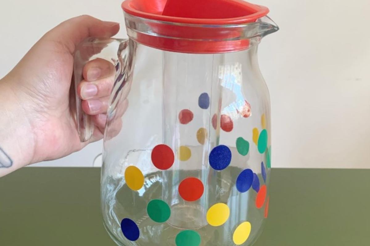 Caraffa con pois colorati