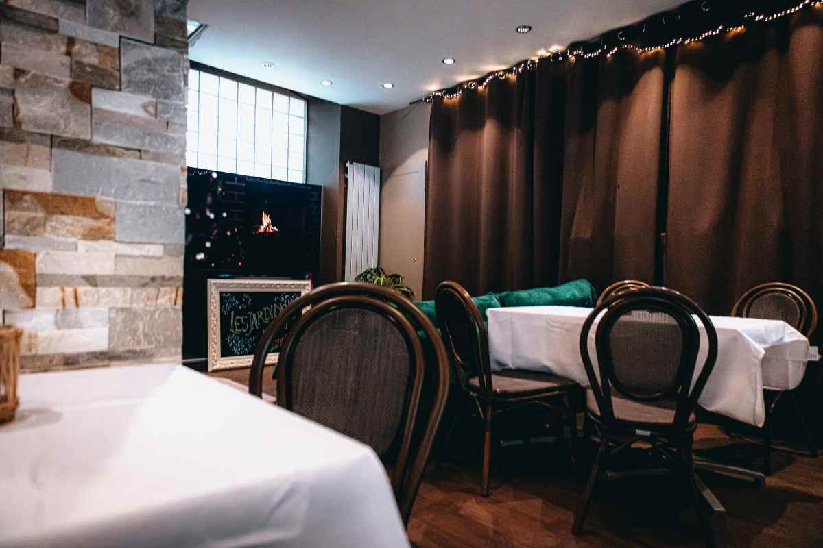 Vanno al ristorante e scappano senza pagare
