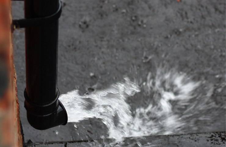 Grondaia che scarica acqua piovana