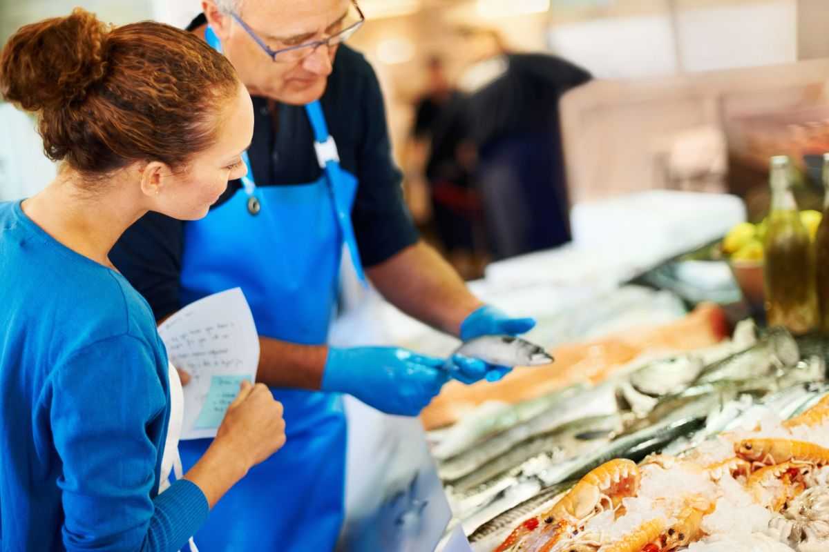 Commessi zona pescheria di un supermercato