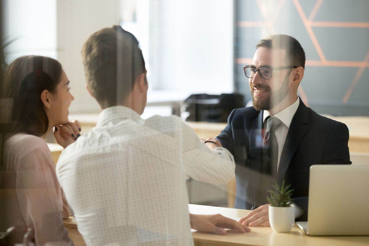 Coppia interagisce con un consulente