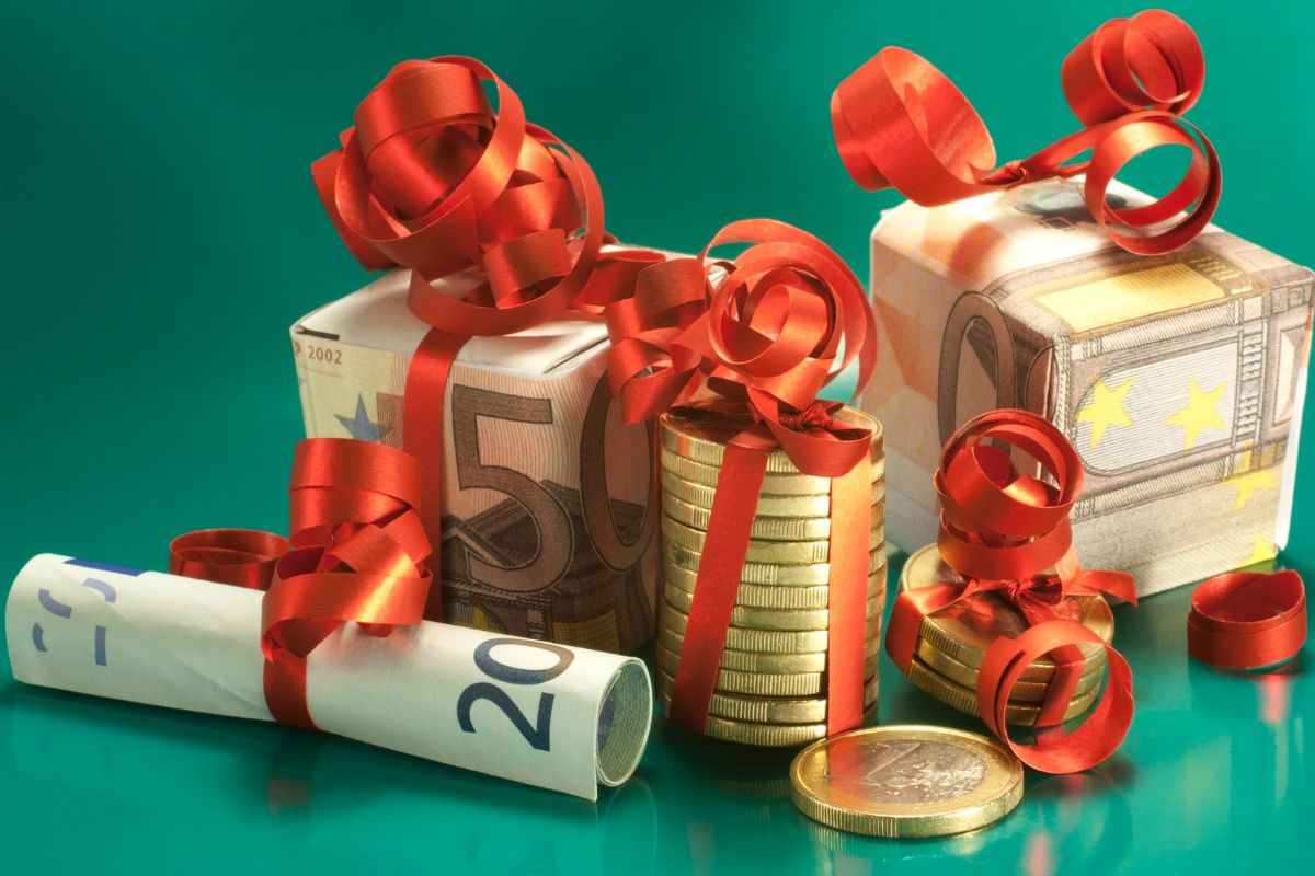 Denaro sotto forma di pacchetti regalo