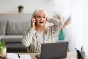 Donna anziana che parla al telefono
