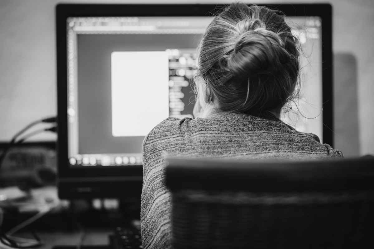Donna che fa ricerche sul web