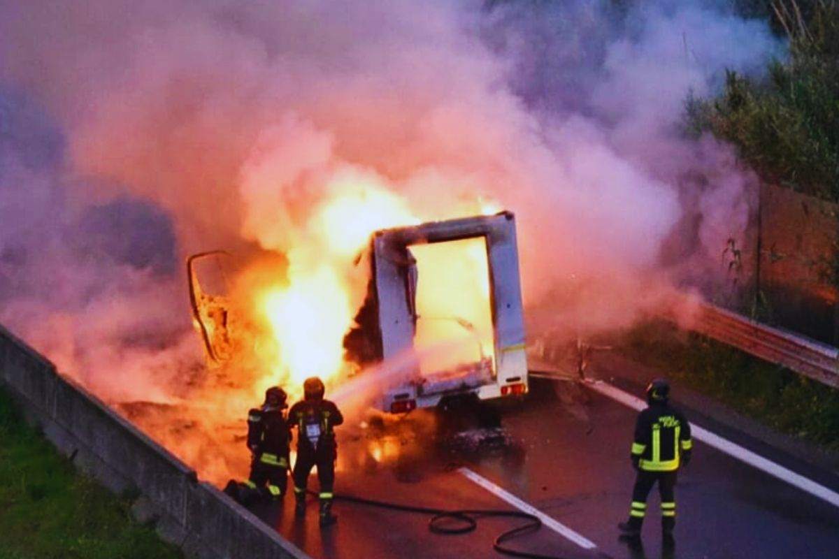 Il furgone dato alle fiamme