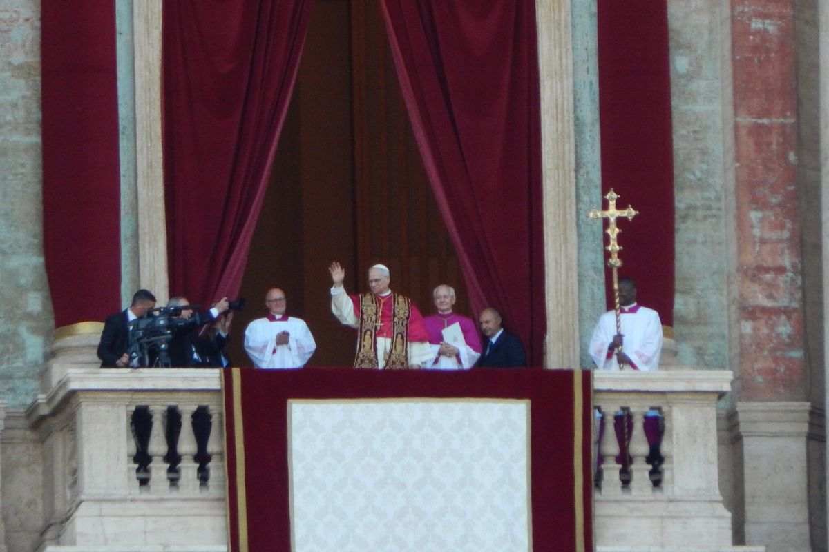 Il nuovo Pontefice si affaccia a San Pietro