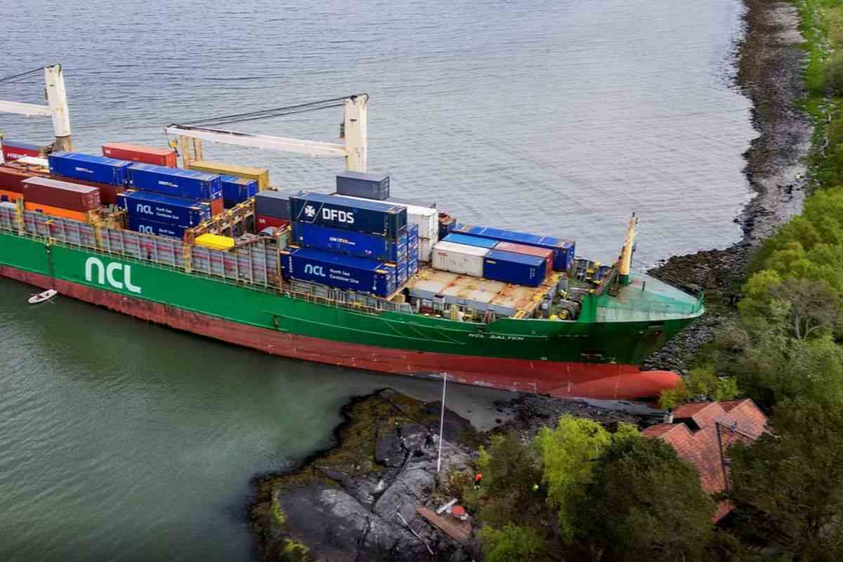 La nave cargo attraccata sulla riva