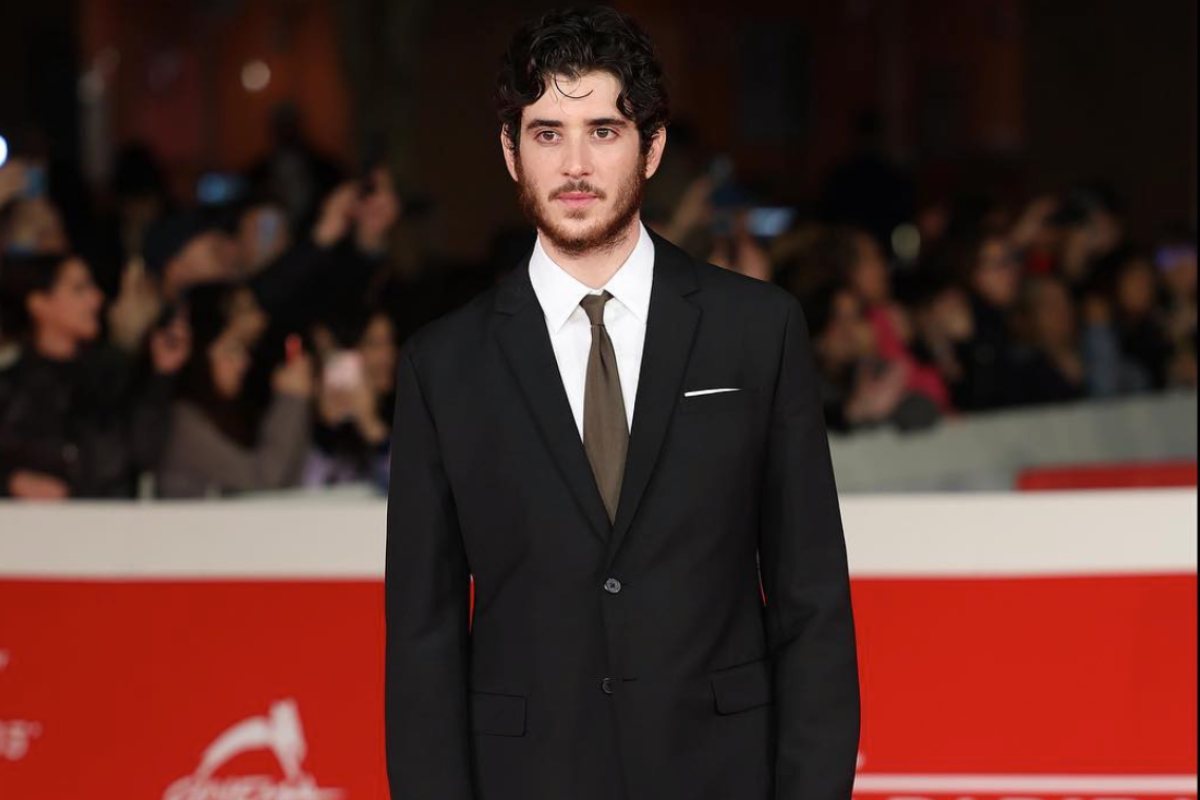 L'attore Nicolas Maupas in un festival