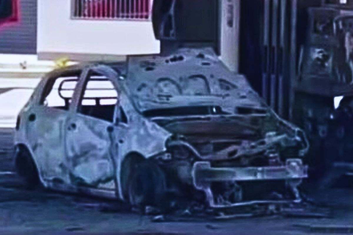 L'auto divorata dal fuoco