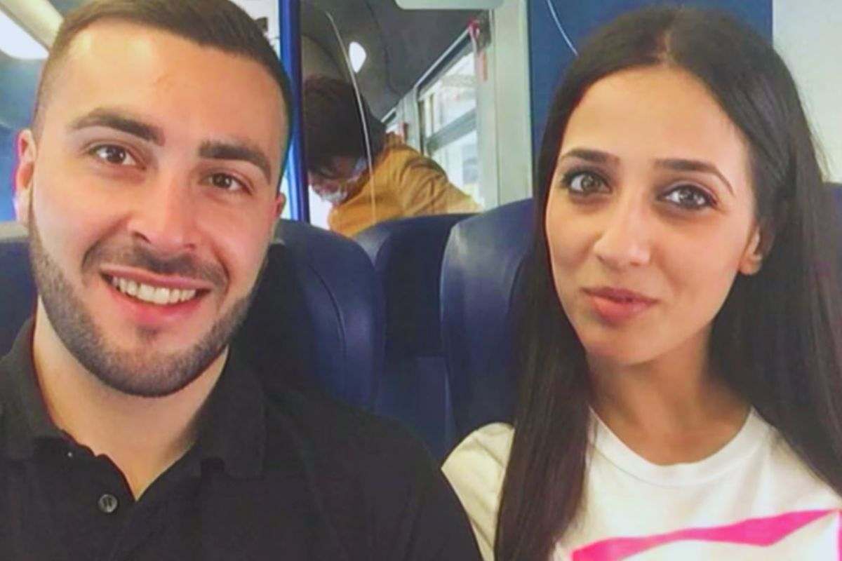 Lorena e Antonio durante un viaggio in treno