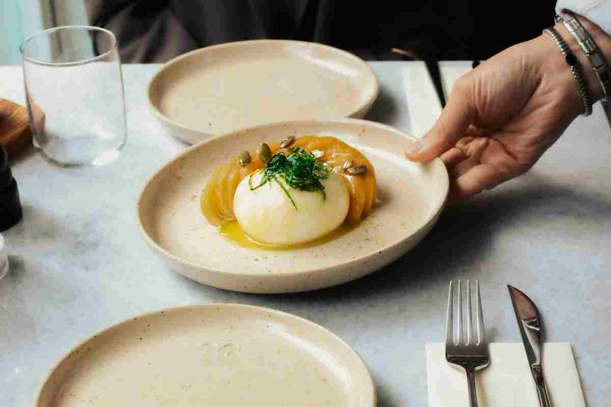 Vanno al ristorante e scappano senza pagare