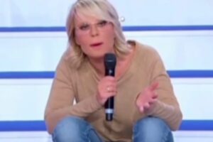 Maria De Filippi sui gradini di Uomini e Donne