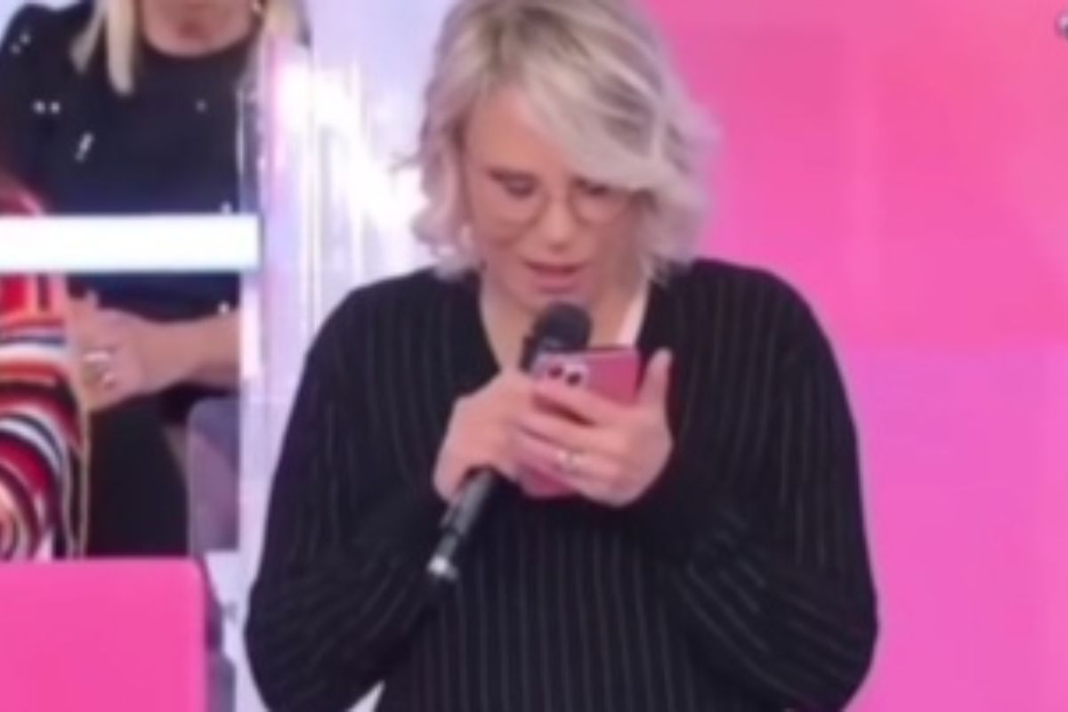 Maria De Filippi con il telefono in mano
