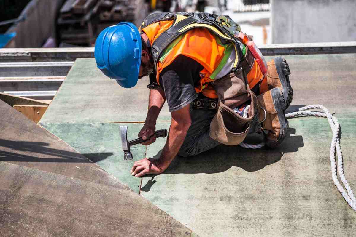 Operaio lavora sul tetto di un edificio