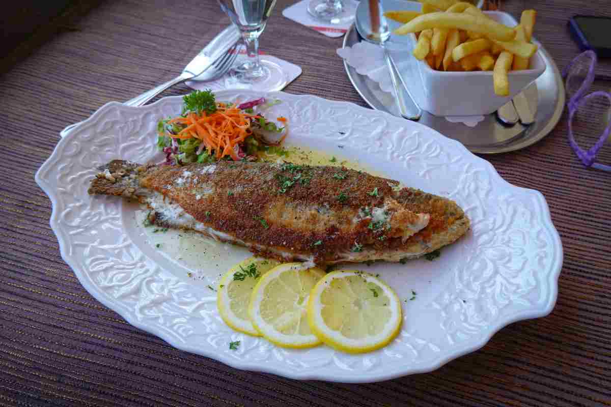 Vanno al ristorante e scappano senza pagare