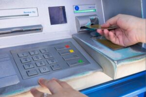 Persona allo sportello bancomat