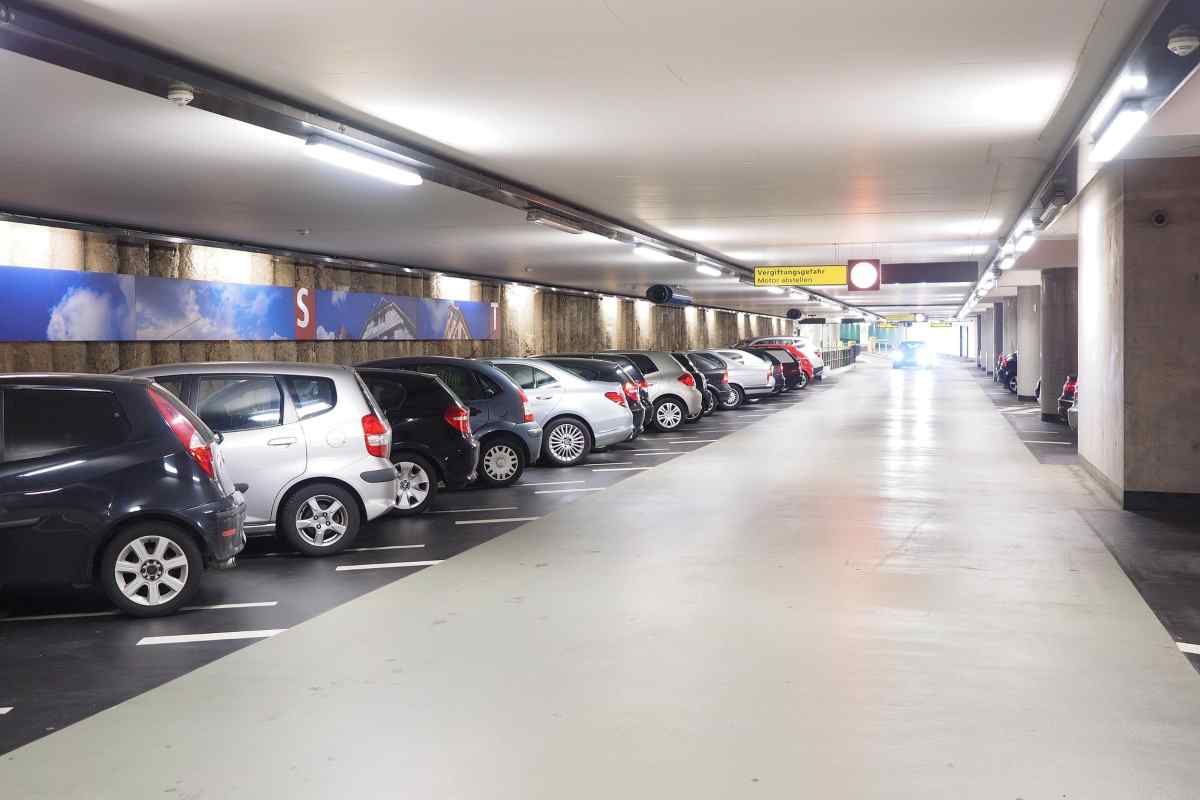 Parcheggi auto così multa
