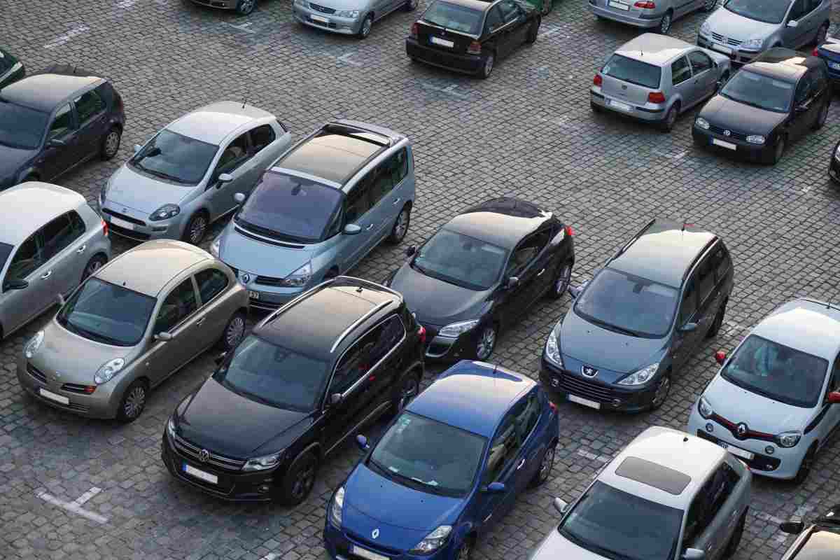 Parcheggi auto così multa