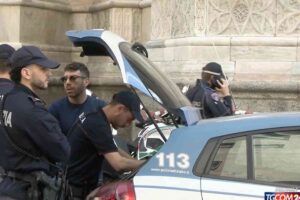 Polizia fuori al Duomo