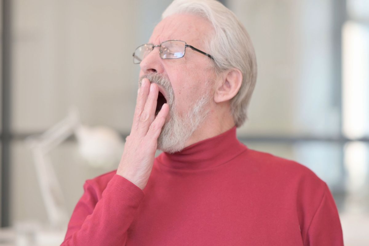 Uomo sbadiglia