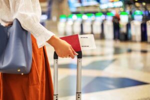 Viaggiatrice pronta a partire
