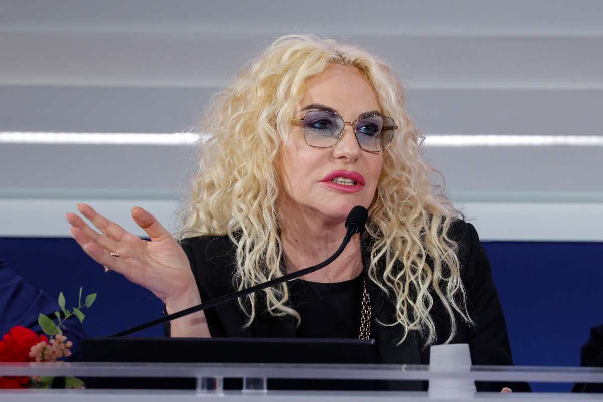 antonella clerici parla al microfono