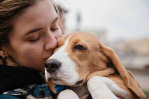 ragazza bacia il proprio cane