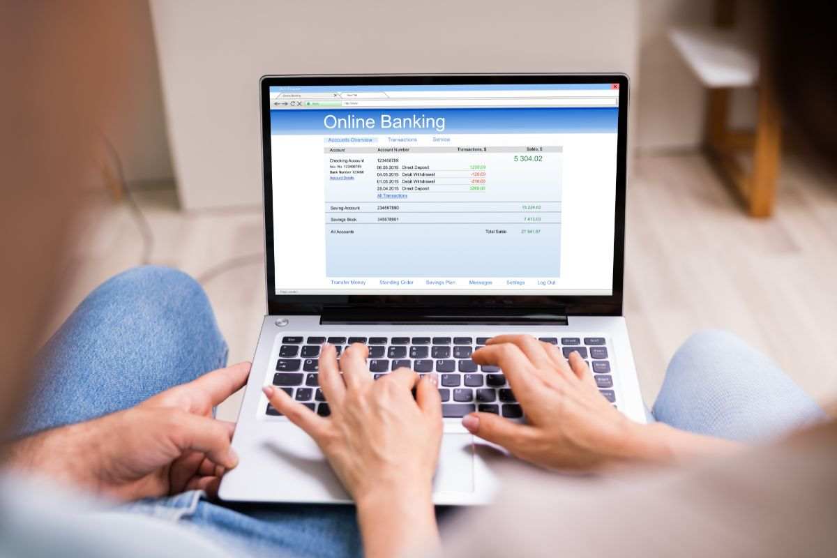 persone che guardano sul pc il conto corrente