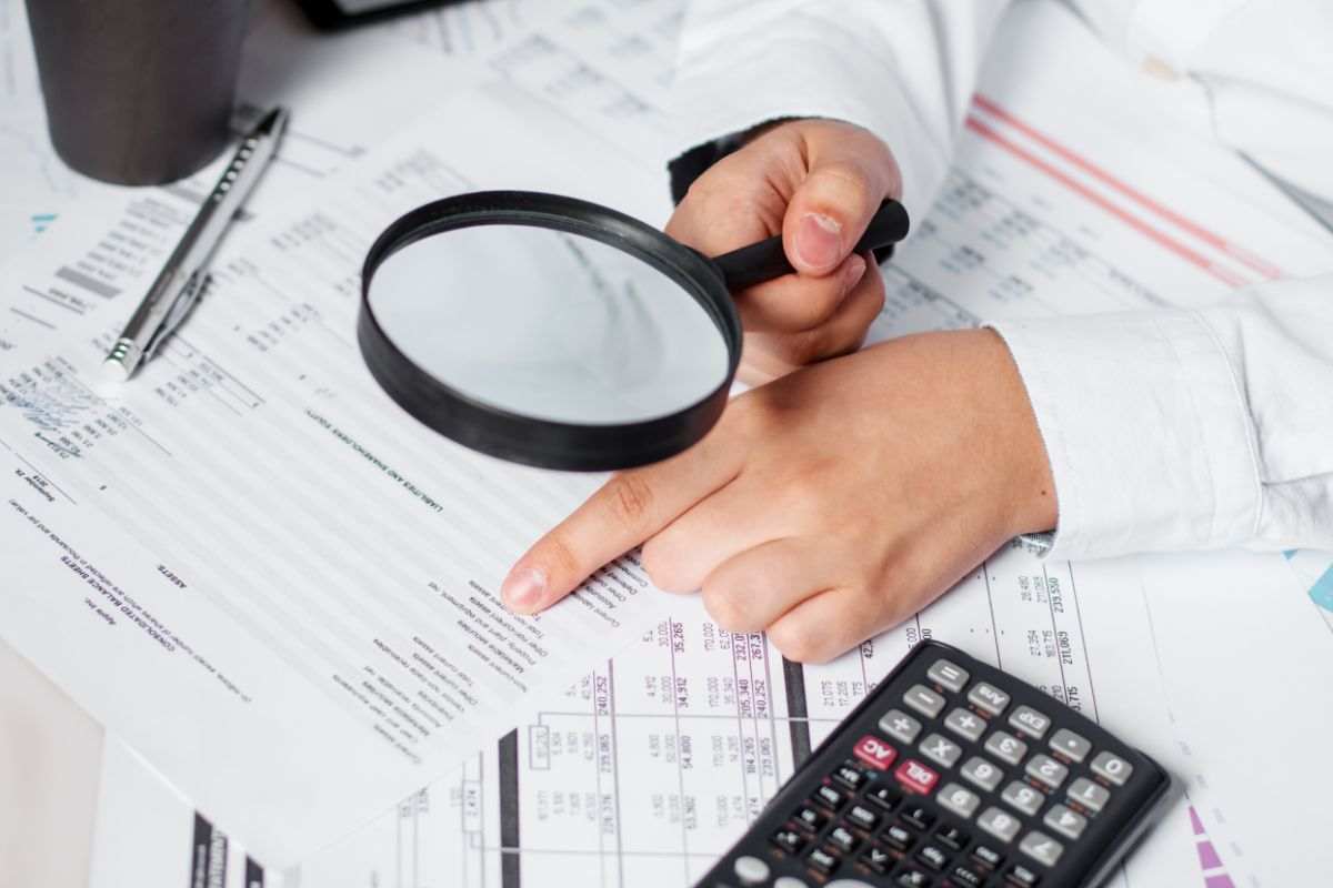 persona che controlla dei documenti