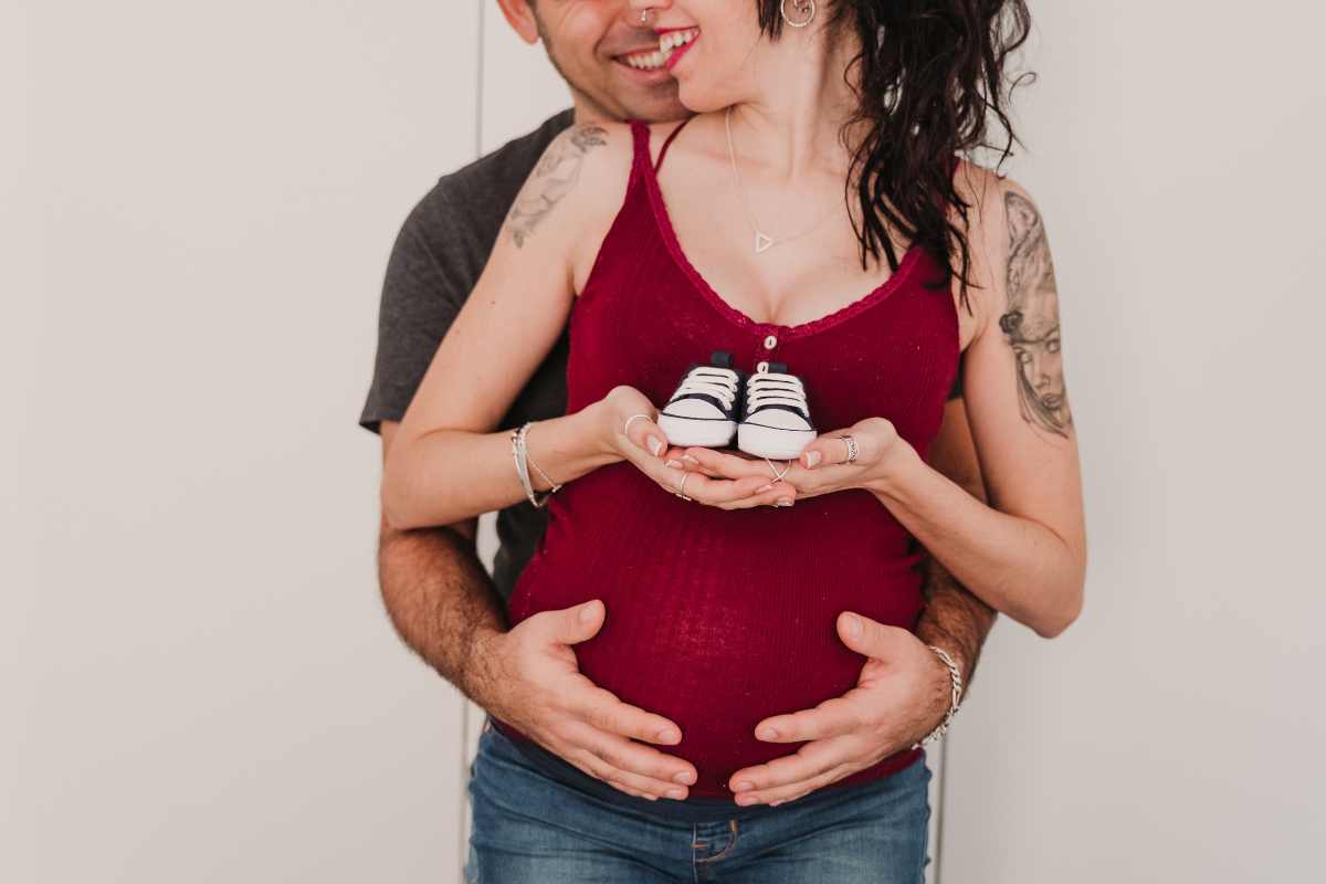 coppia felice aspetta un bambino