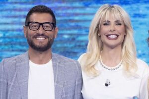 Enrico Papi e Ilary Blasi in posa sorridenti