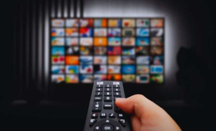 mano cambia canale col telecomando