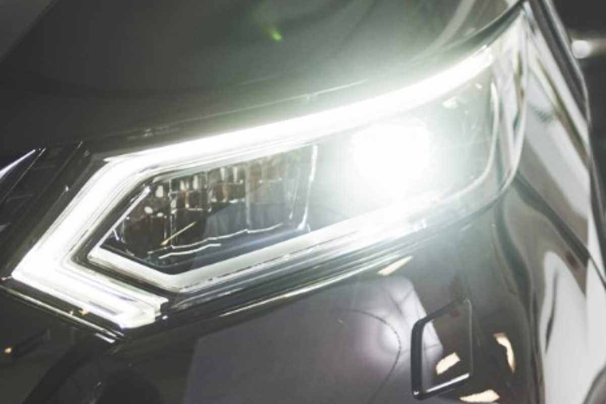 fari accesi auto