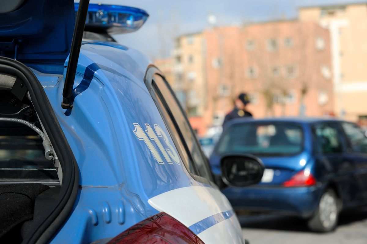 polizia che fa un controllo ad un automobilista