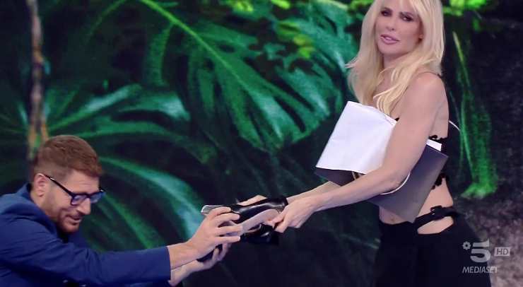 enrico papi prende la scarpa da ilary blasi