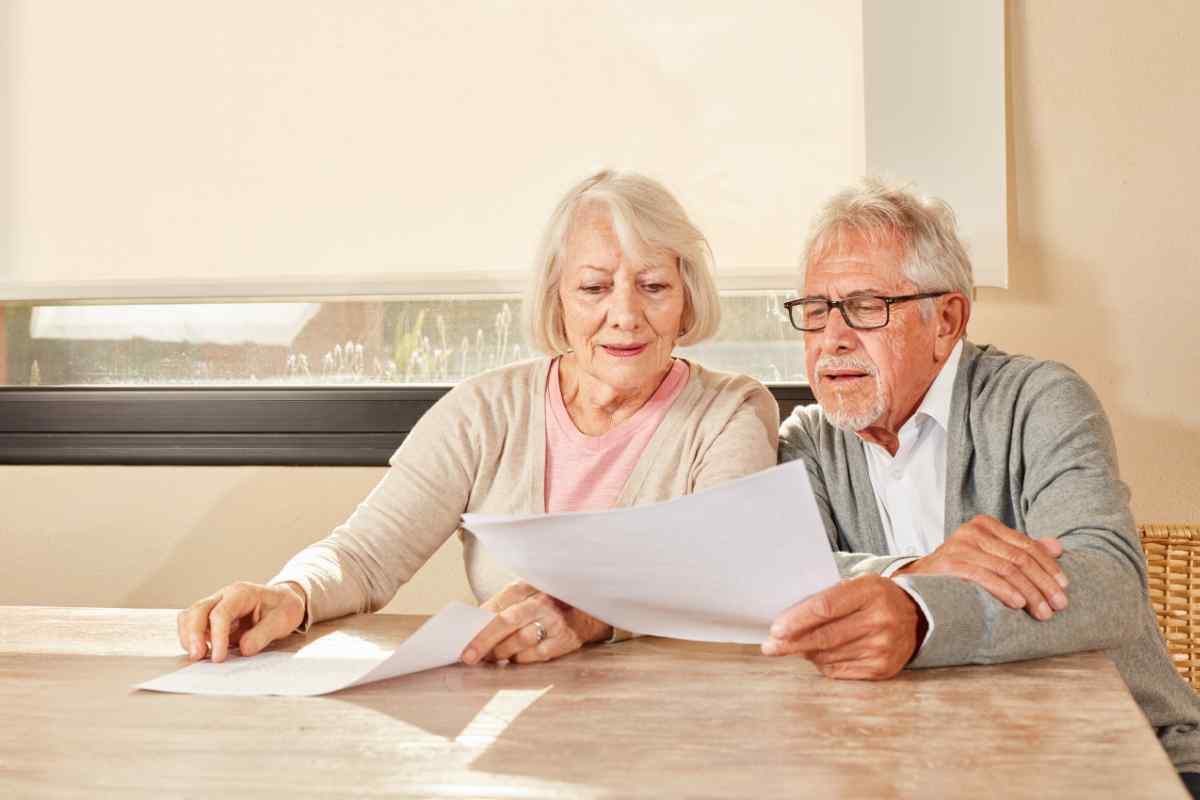 pensionati leggono documentazione