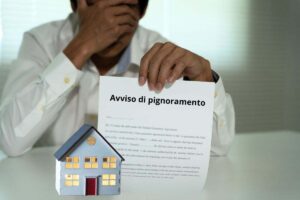 persona triste avviso di pignoramento casa