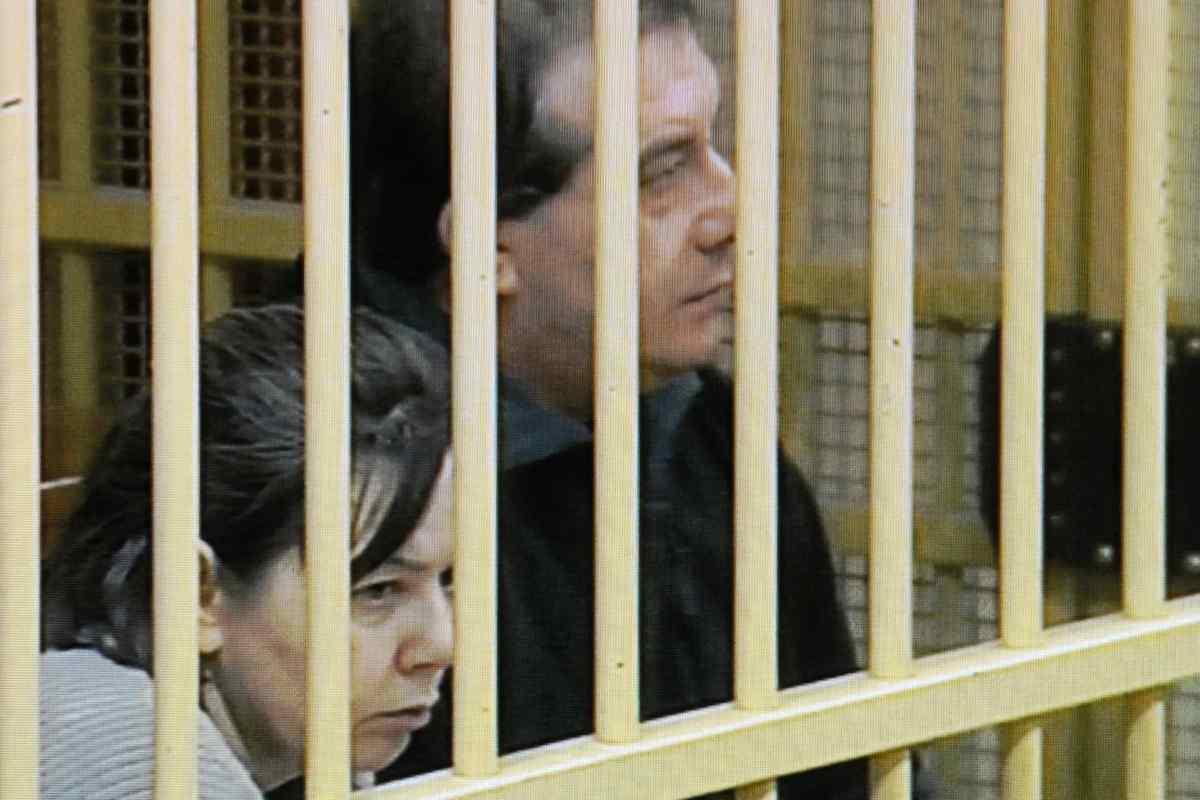 rosa e olindo dietro le sbarre in aula