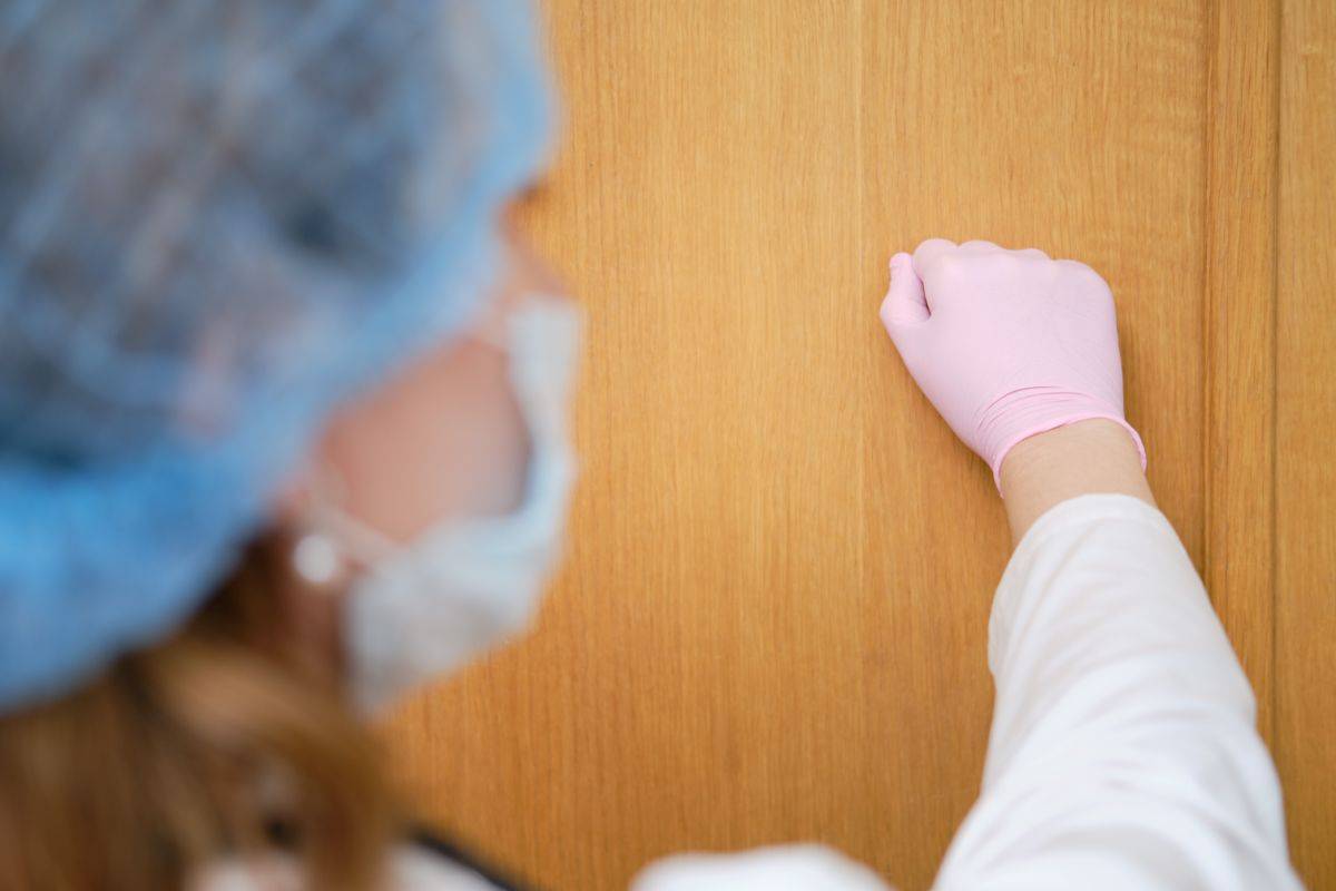 dottoressa che bussa alla porta