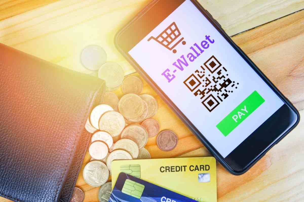 wallet digitale su smartphone, portafogli, soldi e carte