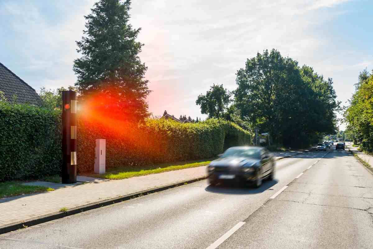 Autovelox fisso lungo una strada