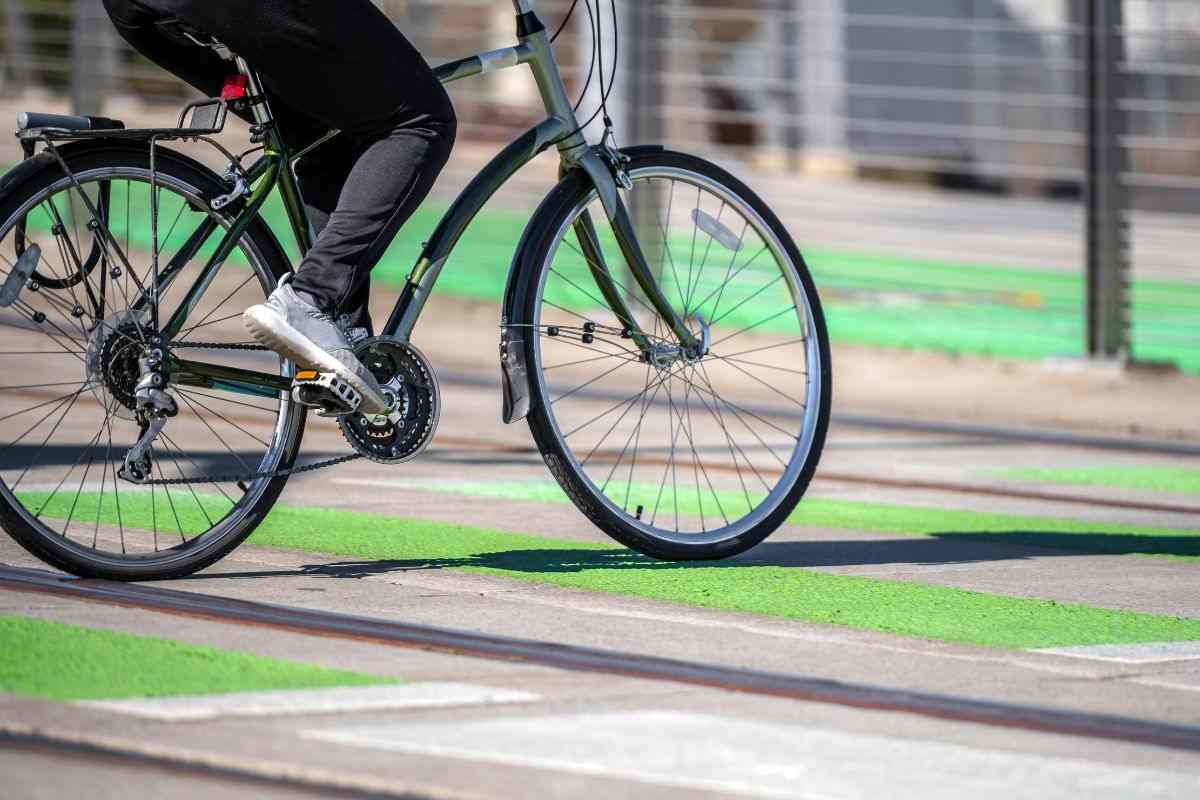 Ciclista attraversa sulle strisce