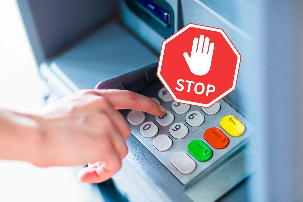Cliente digita codice per prelevare contante