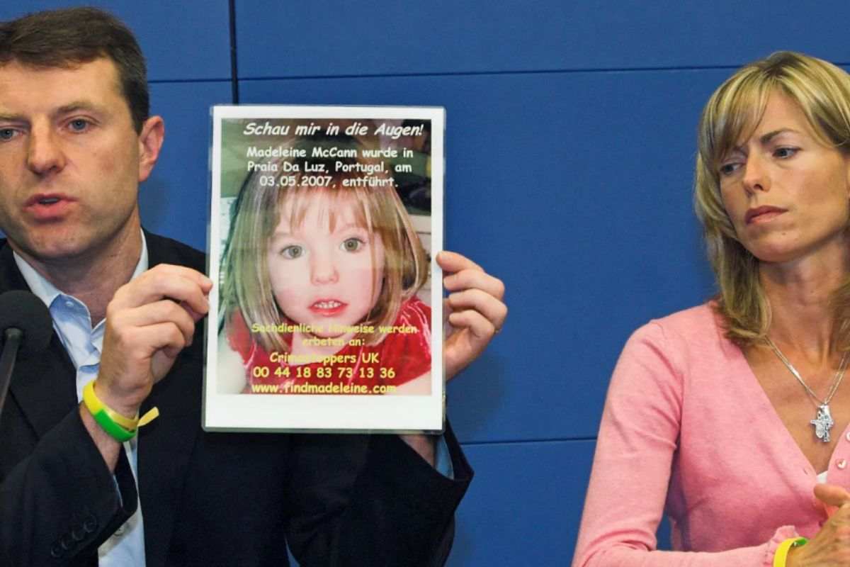 I congiugi McCann mostrano la foto della figlia Maddie