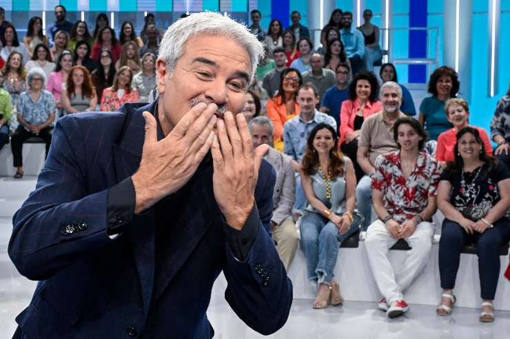 Pino Insegno manda baci